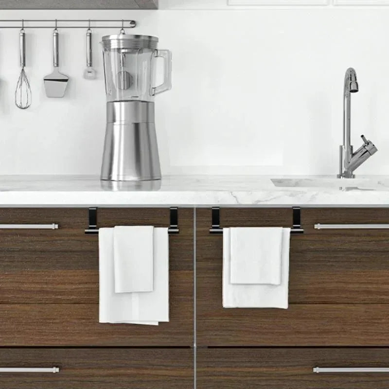 Porte-serviette en acier inoxydable sur porte, fixé sous un meuble de cuisine.
