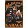 Vintage-Metallwandtafel mit Frau auf Motorrad, Text 'Motorhead since 1939' und 'Garage Made in the USA'.