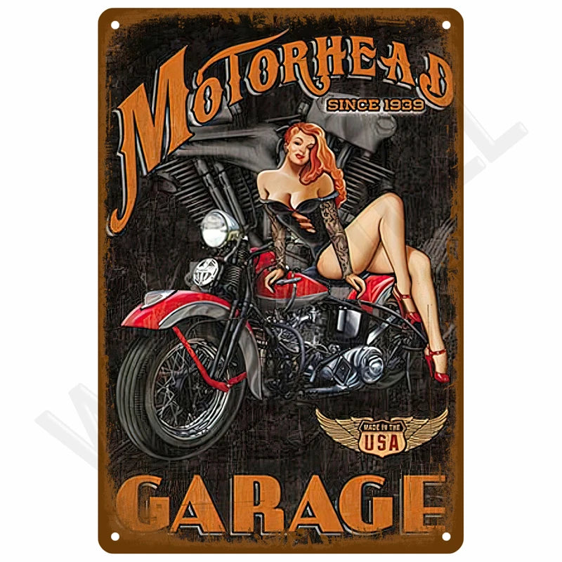 Vintage-Metallwandtafel mit Frau auf Motorrad, Text 'Motorhead since 1939' und 'Garage Made in the USA'.