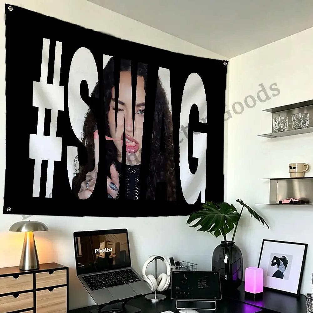 لافتة سوداء بخط أبيض تحمل الهاشتاغ S G ووجه شخص.