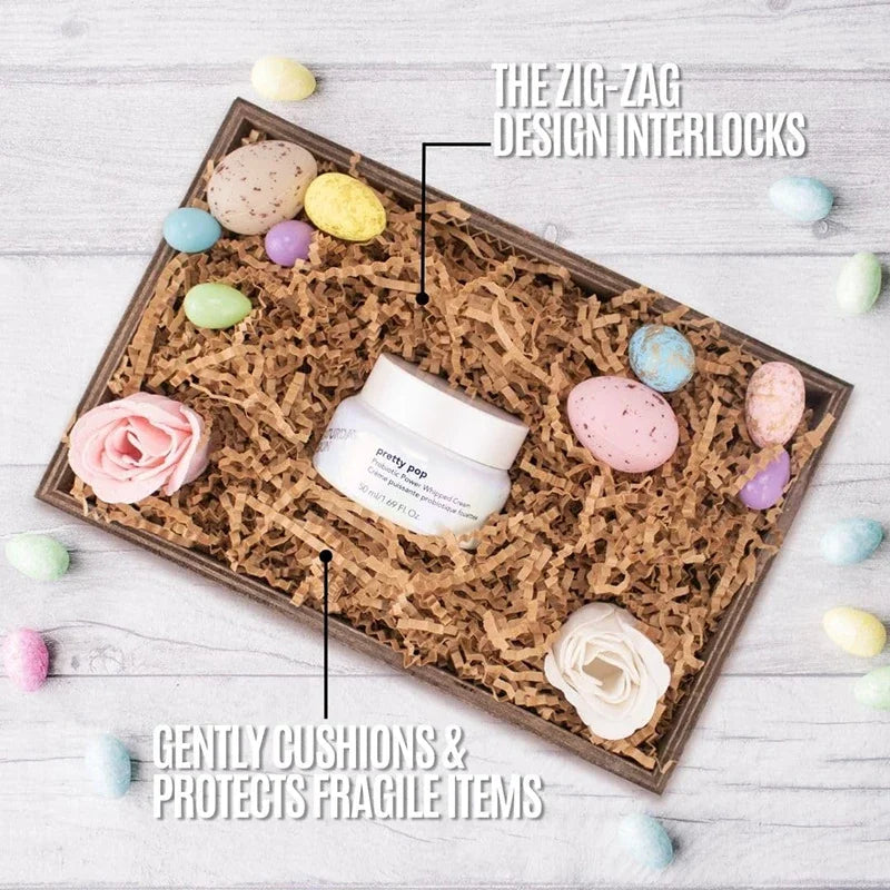 Holzkiste mit zerknülltem Papierfüllmaterial und farbenfrohen, pastellfarbenen Eiern, die Designverriegelungen demonstrieren.