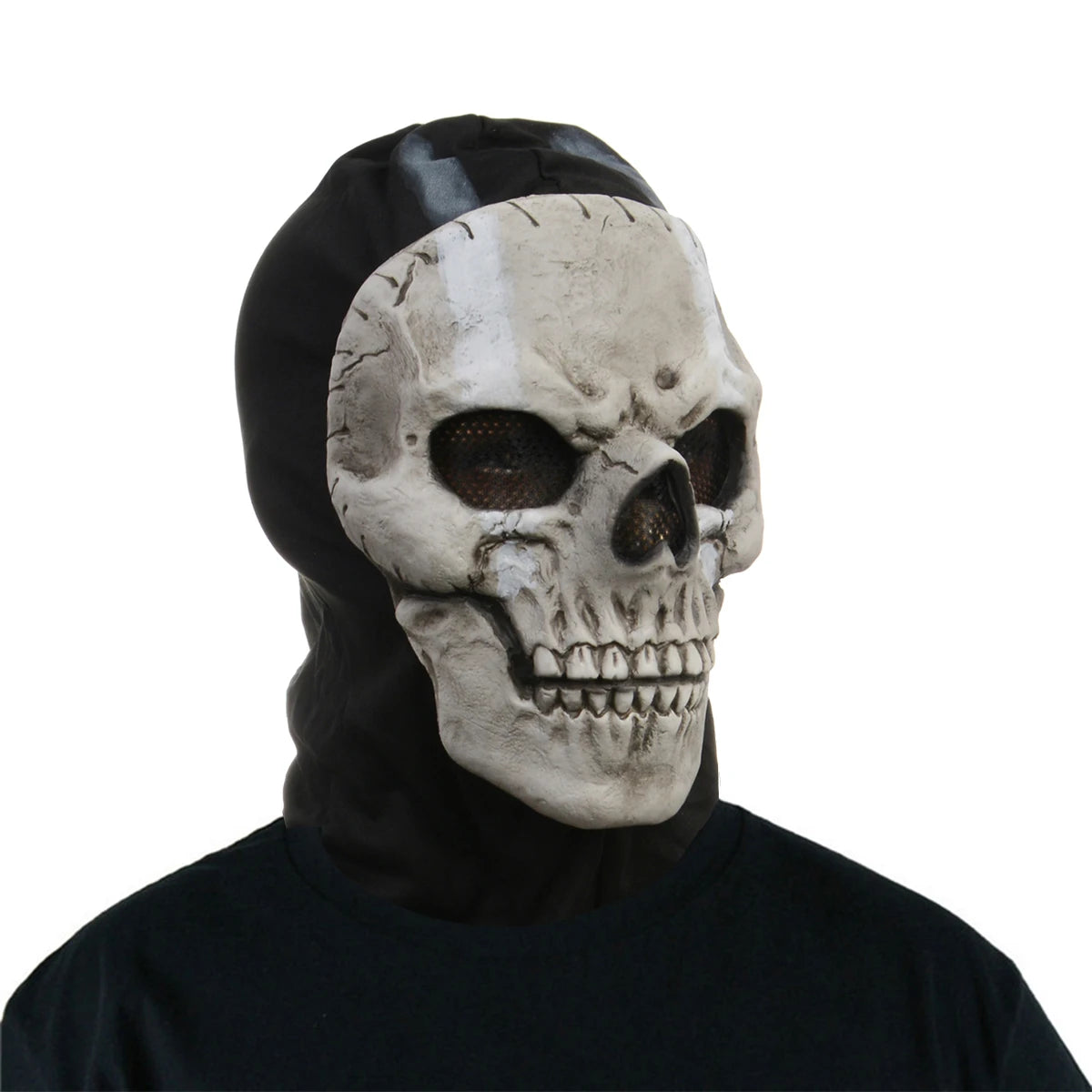 Una máscara facial de silicona táctica con forma de cráneo blanqueado, usada sobre una camiseta negra.