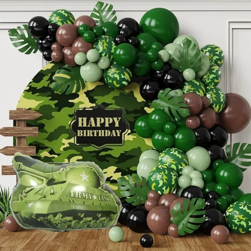 Guirlande de ballons festive avec des ballons camouflage militaire vert, noir et marron.