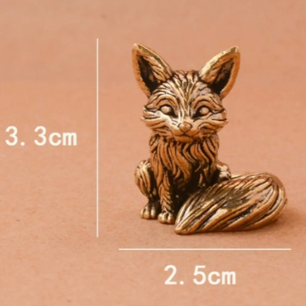 Sculpture de renard en laiton fait main, ornement de bureau avec texture de fourrure détaillée.