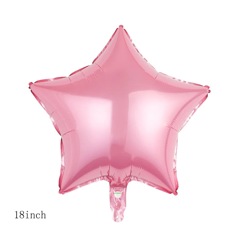Un seul ballon en feuille rose en forme d'étoile sur fond blanc.