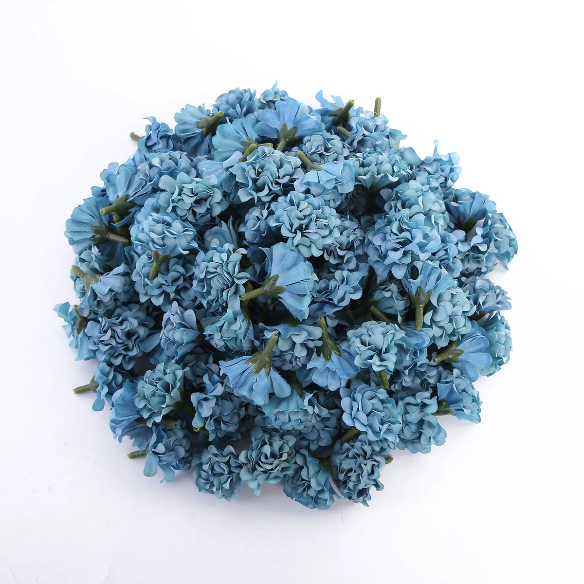 Un bouquet sphérique dense de mini-fleurs d'hydrangea artificielles bleues et grises.