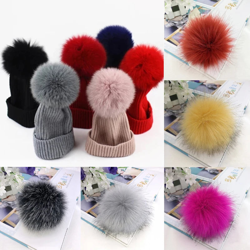 Collection d'accessoires de balles à pompons en fausse fourrure noires, rouges, bleues et beige.