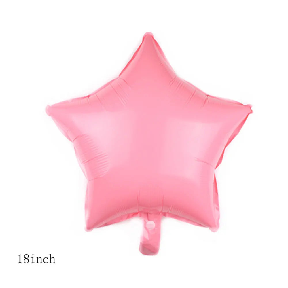 Un seul ballon en feuille rose en forme d'étoile.