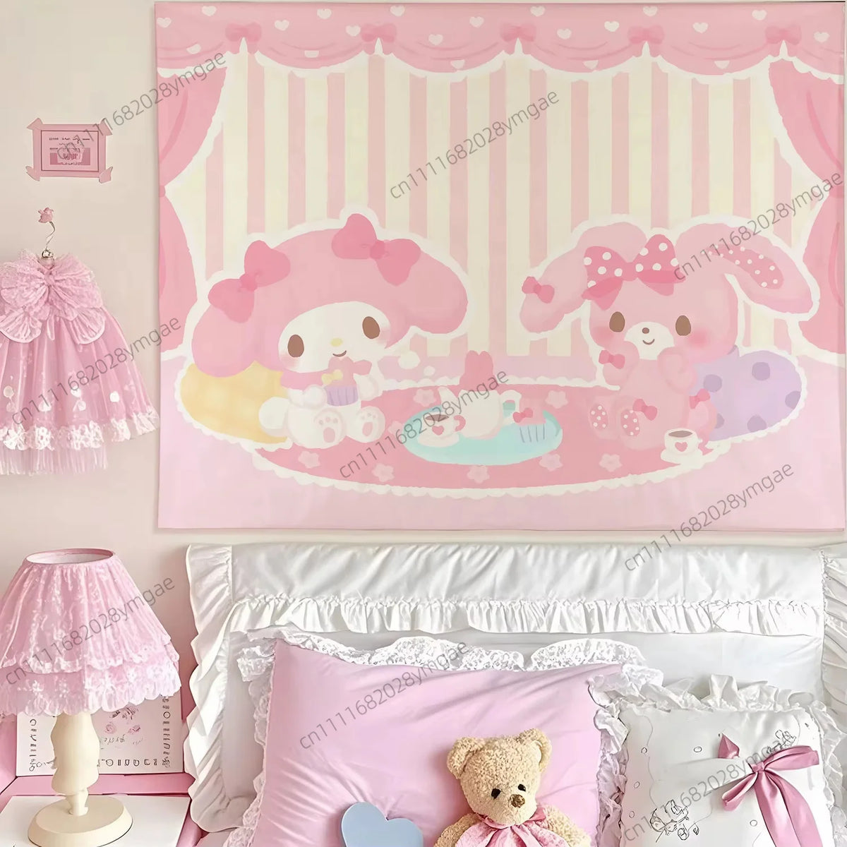 Rosa Anime-Tapisserie mit niedlichen Charakteren und Pastellstreifen als Wanddeko.