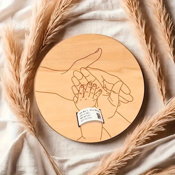 Un letrero de madera redondo con una huella de mano rodeada de pampas secas.