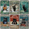 Collection de neuf enseignes décoratives murales vintage en métal avec des chats noirs et du texte humoristique.