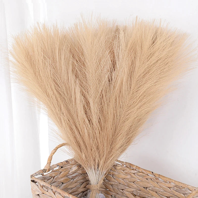 Un paquete de pampas artificiales color beige claro para decoración del hogar
