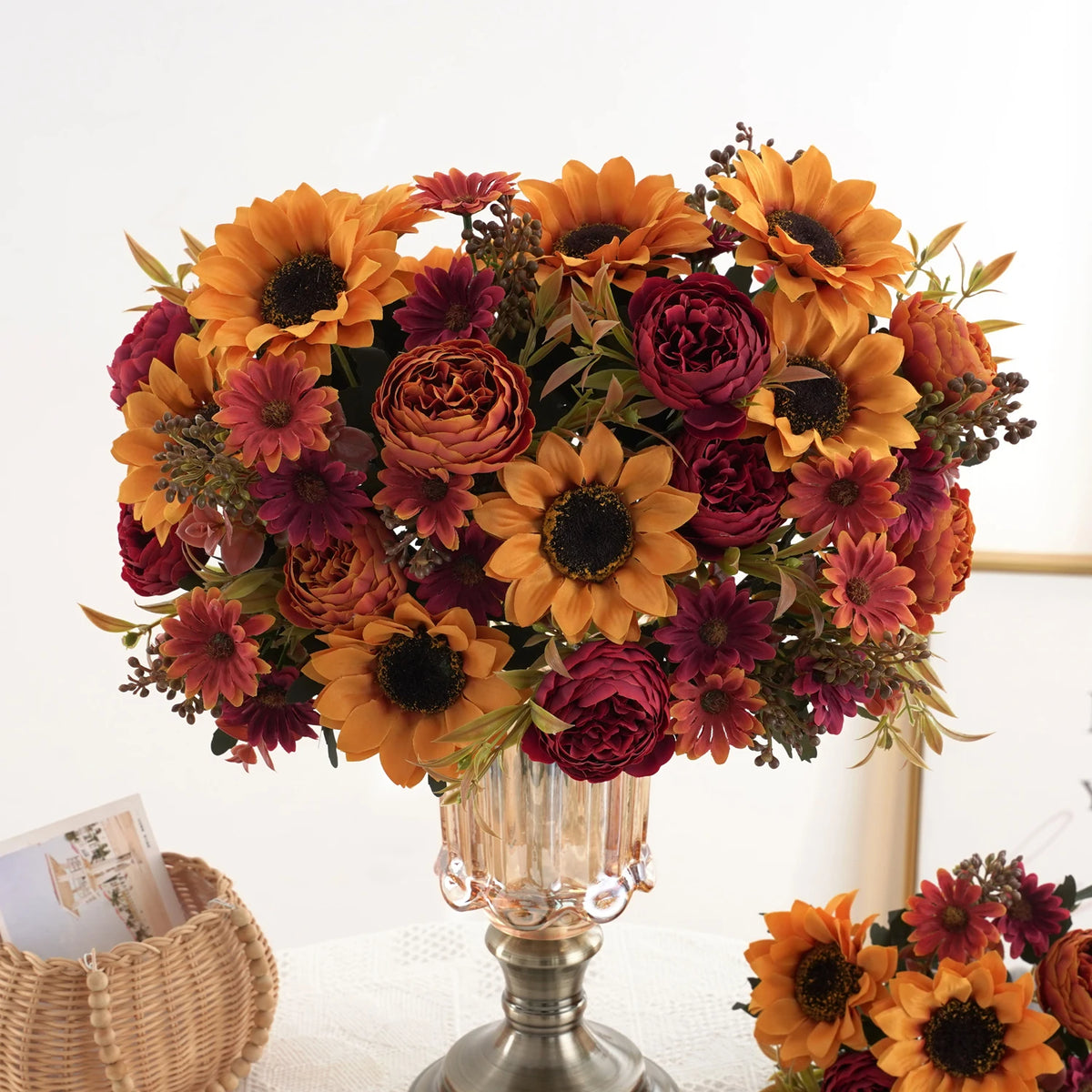 Un bouquet vibrant de tournesols artificiels et de pivoines pourpres profonds aux tons automnaux.