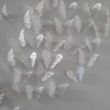Eine Sammlung von weißen und hellgrauen 3D-Papiermäuse-Flügels-Wandaufklebern auf einer hellen Oberfläche.