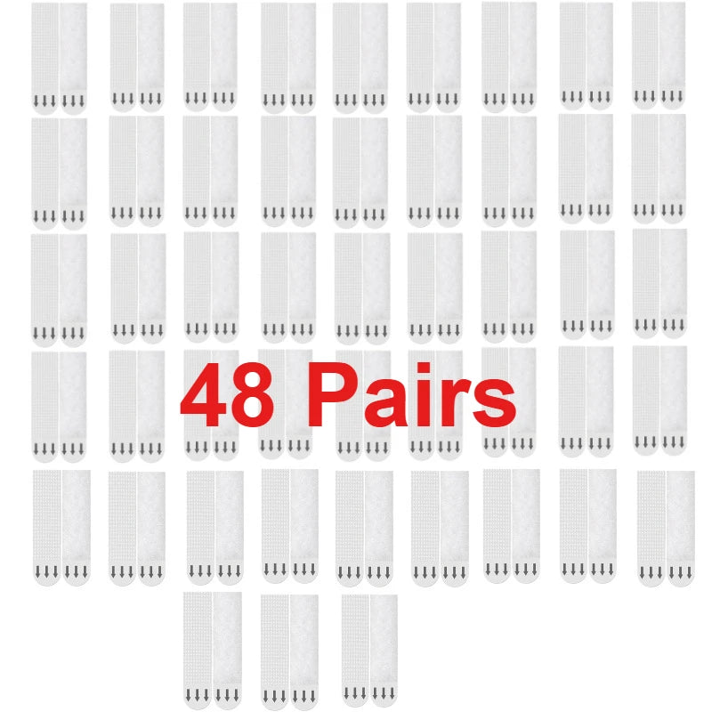 Una cuadrícula de 48 pares de tiras para colgar fotos de alta resistencia blancas.