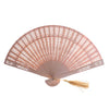 Un éventail de main en bois rose pâle pliable avec des perforations délicates et une pompon doré.