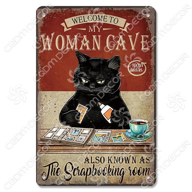 Décor mural vintage en métal représentant un chat noir avec un texte accueillant pour ma grotte de femme