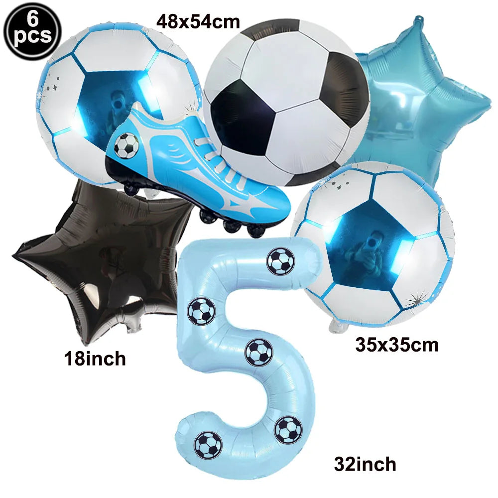 Un set de six ballons de football et un ballon en forme de lettre bleu et noir pour la décoration.