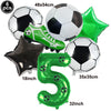 Un set de six ballons de soccer et un ballon lettre E vert avec des décals de football.