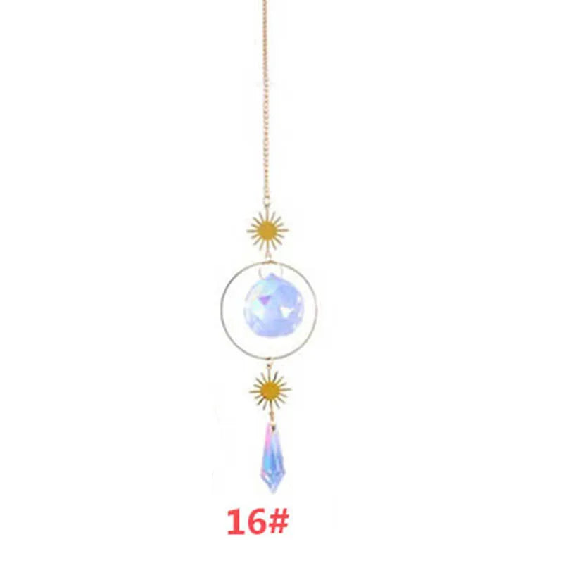 Décoration suspendue avec une sphère de cristal et un charm de gouttelette.