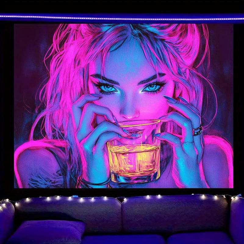Nahaufnahme einer Frau mit leuchtend rosa und blauem Haar, die intensiv in die Kamera blickt und ein Glas hält