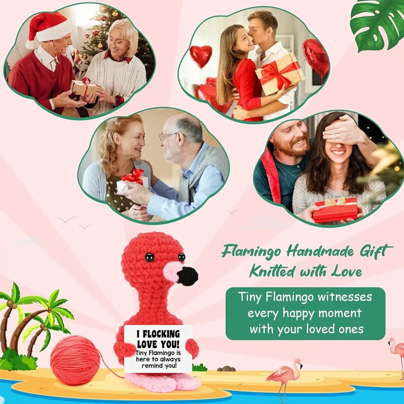 Handgemachtes Flamingo-Geschenk, gestrickt mit Liebe, mit verschiedenen Personen und einer roten Flamingo-Häkelpuppe