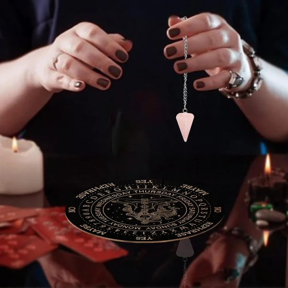 Mains tenant un jeu de balancier divinatoire métaphysique avec un pendentif sur une surface sombre.