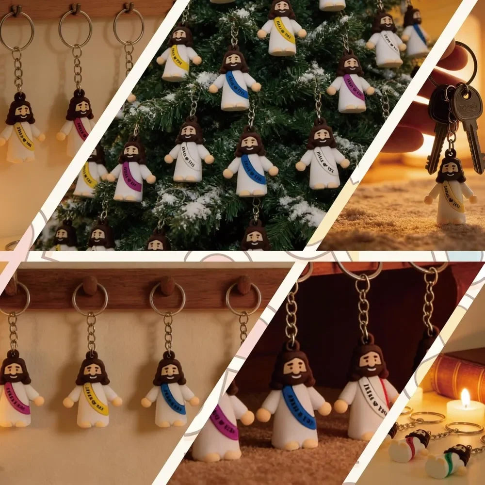 Sechs Mini-Jesus-Liebt-Dich-Schlüsselanhänger aus Edelstahl hängen an einem grünen Weihnachtsbaum.