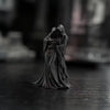 Dunkle Statue eines Paares in gotischer Kleidung, die einem Totenreiter ähnelt, für Halloween-Dekoration.
