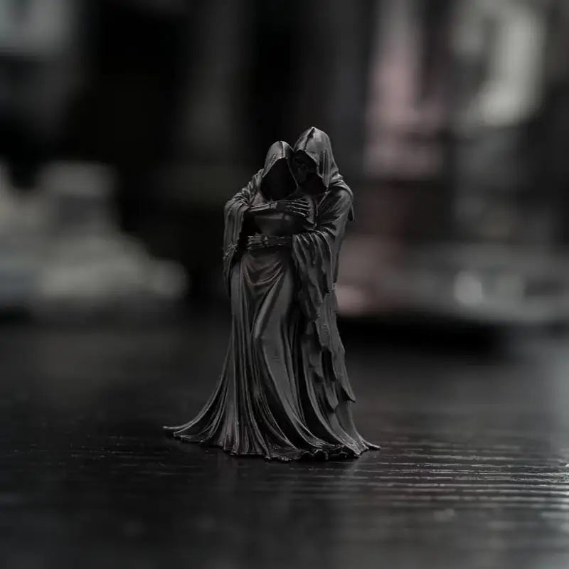 Dunkle Statue eines Paares in gotischer Kleidung, die einem Totenreiter ähnelt, für Halloween-Dekoration.
