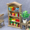 Vitrina de muebles en miniatura de madera a escala 1:12 con varias estanterías para libros y plantas.