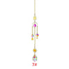 Décoration suspendue avec une chaîne dorée et divers charmés de cristaux et d'étoiles.