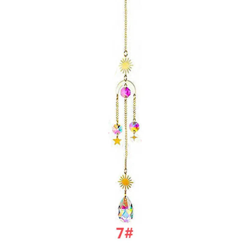 Décoration suspendue avec une chaîne dorée et divers charmés de cristaux et d'étoiles.