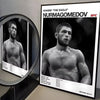 Schwarz-weißes Foto von Khabib Nurmagomedov in einer UFC-Kampfposition als Leinwandkunst