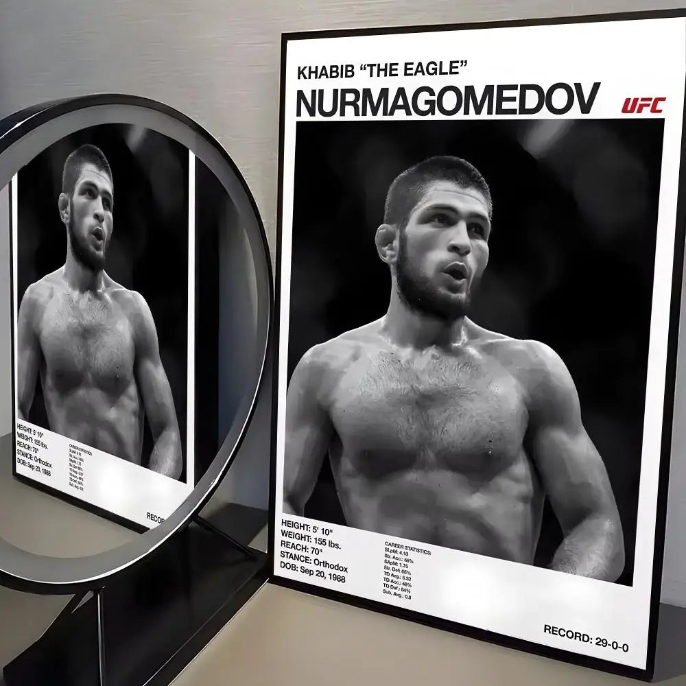 Schwarz-weißes Foto von Khabib Nurmagomedov in einer UFC-Kampfposition als Leinwandkunst