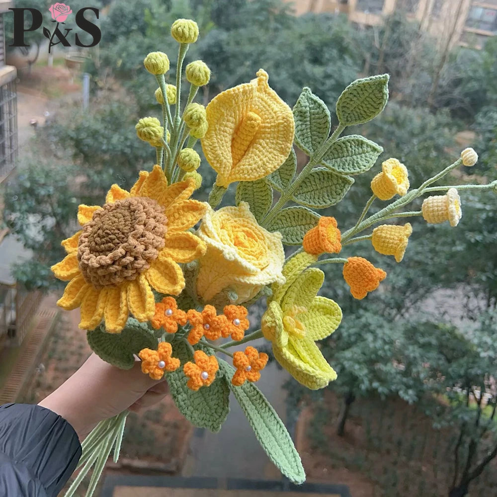 Ramo de flores de ganchillo hecho a mano con flores amarillas y naranjas y hojas verdes