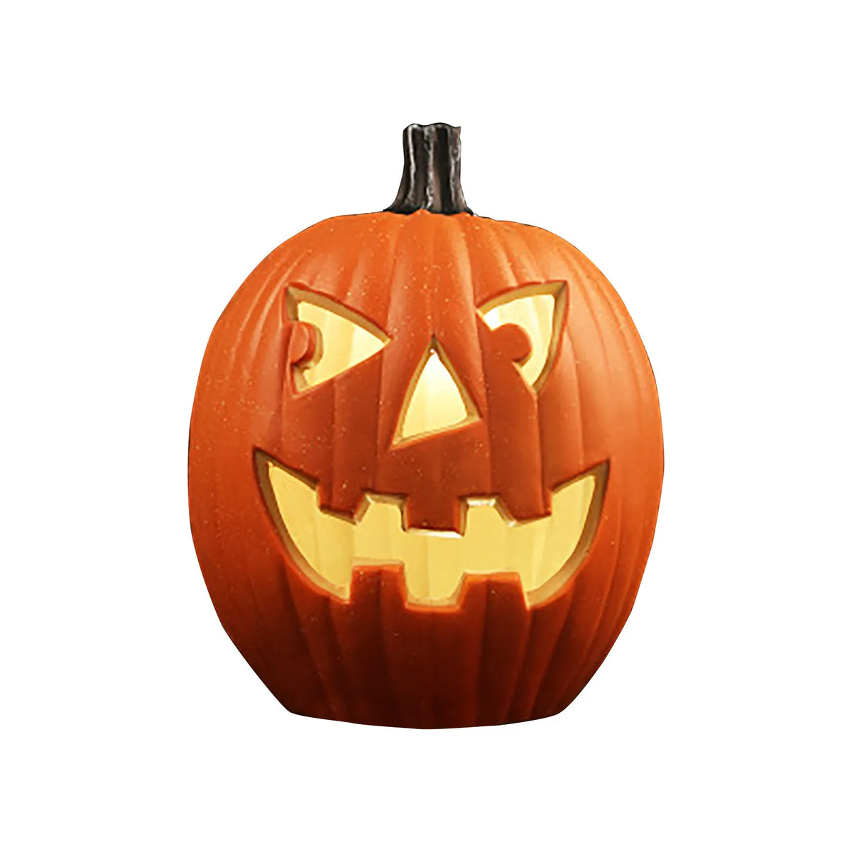 Calabaza de cerámica naranja tallada con cara de linterna y iluminada desde dentro.