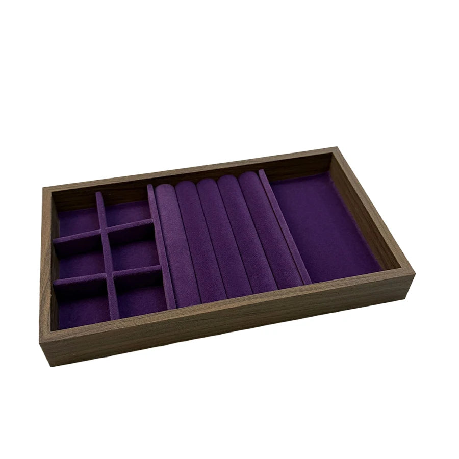 Boîte de rangement pour bijoux en bois avec cadre foncé et inserts en velours violet pour organiser les motifs.