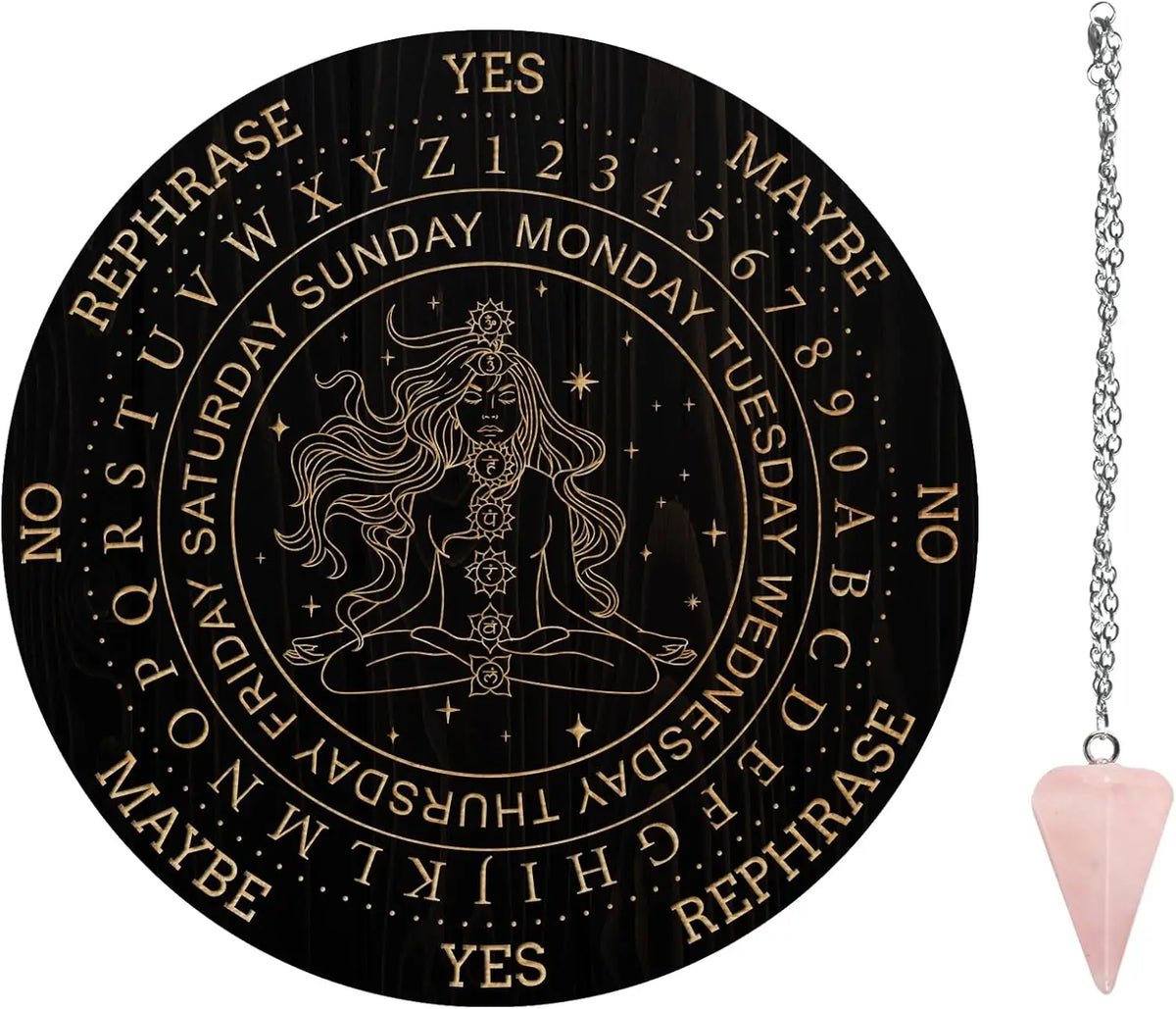 Table divination en bois rond avec lettres et mots disposés en cercle, représentant la silhouette d'une femme en méditation.