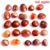 Una colección de piedras rúnicas de ágata roja pulida en varios tonos y formas.