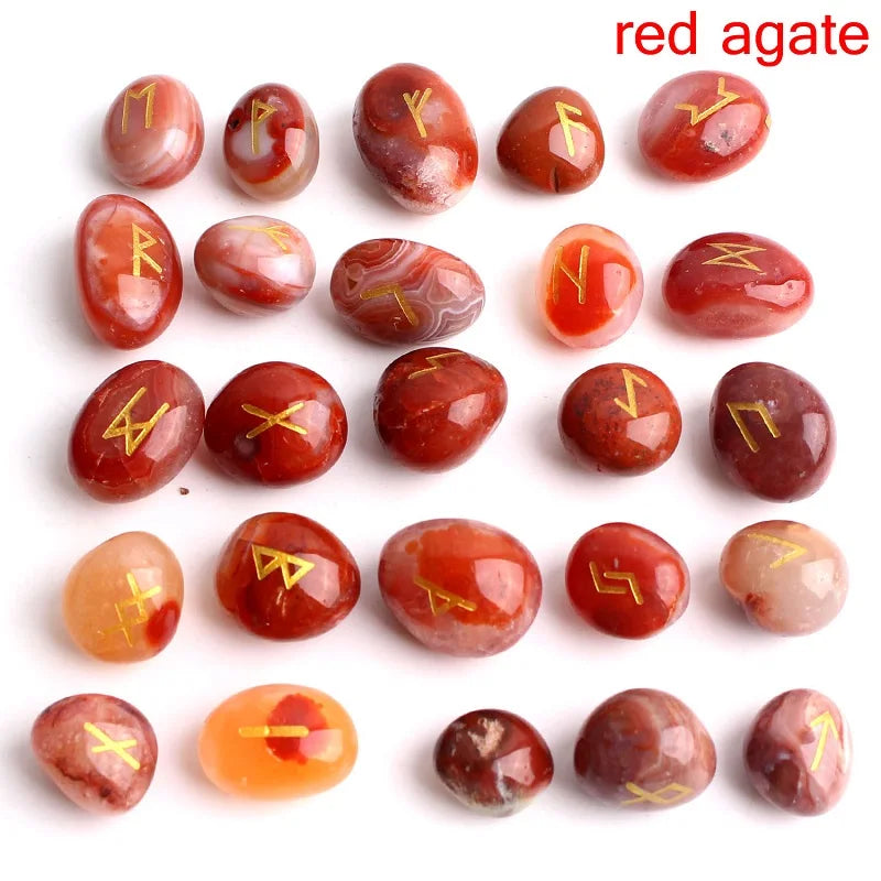 Una colección de piedras rúnicas de ágata roja pulida en varios tonos y formas.