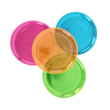 Une collection de cinq gobelets en plastique jetables à néon rose, bleu, orange et vert.