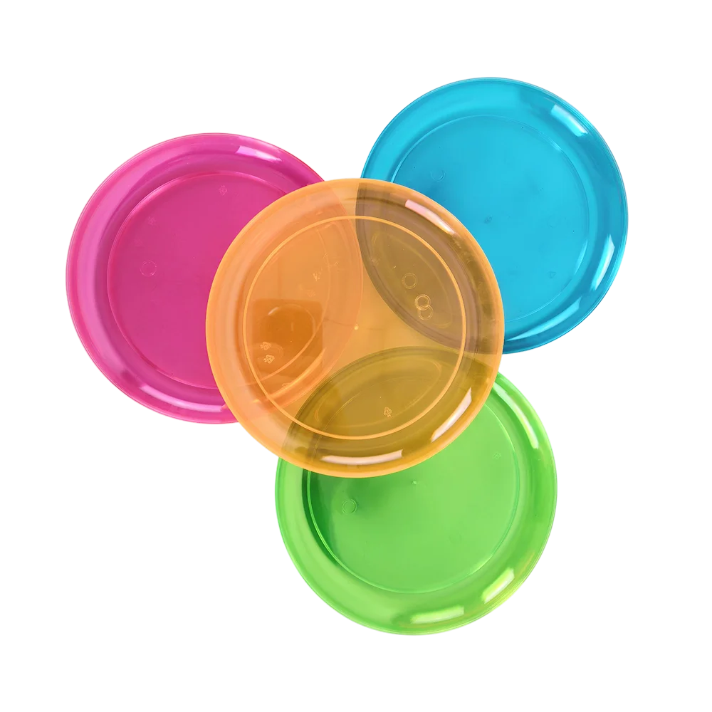Une collection de cinq gobelets en plastique jetables à néon rose, bleu, orange et vert.