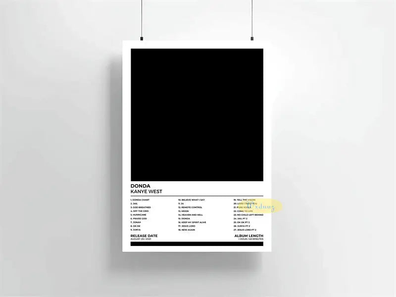 Impresión en lienzo blanco y negro con letras y detalles de un lanzamiento de álbum de Kanye West.