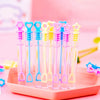 Collection de petits tubes de bulles mignons pour fêtes, dans des couleurs pastel comme le rose, le bleu et le jaune.