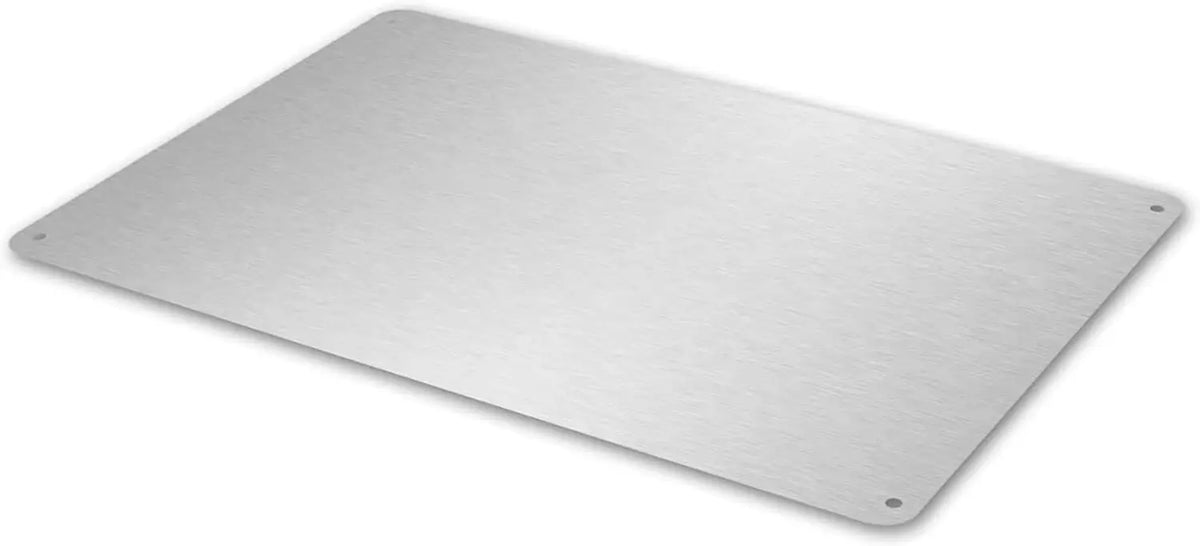 Señal rectangular de metal cepillado para exhibición de arte en la pared de un garaje de motocicletas vintage.