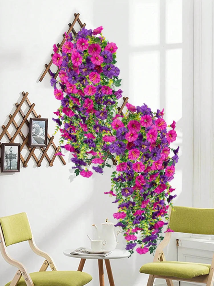 Vigne de glycine en rotin artificiel rose et violet cascade sur un mur blanc