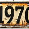 Señal de pared de aluminio vintage con el año 1970 grabado en una placa metálica desgastada y oxidada.