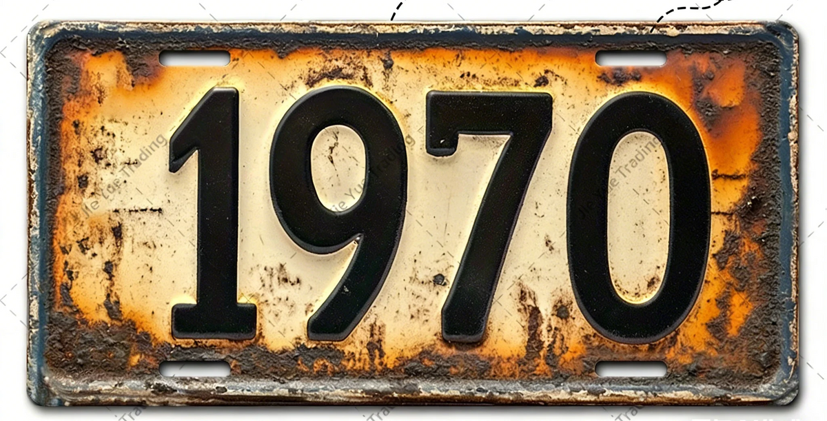 Señal de pared de aluminio vintage con el año 1970 grabado en una placa metálica desgastada y oxidada.