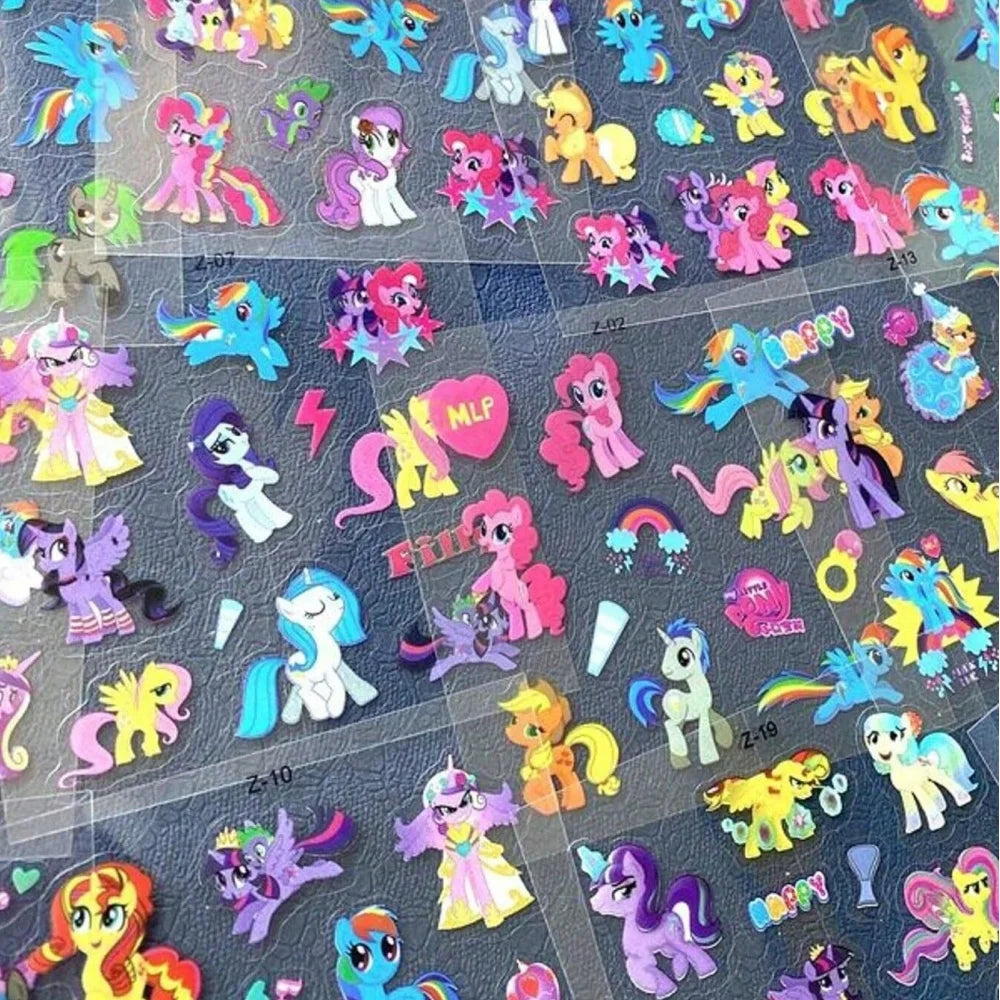 مجموعة من ملصقات وملصقات أنمي لـ My Little Pony الملونة على خلفية رمادية داكنة.